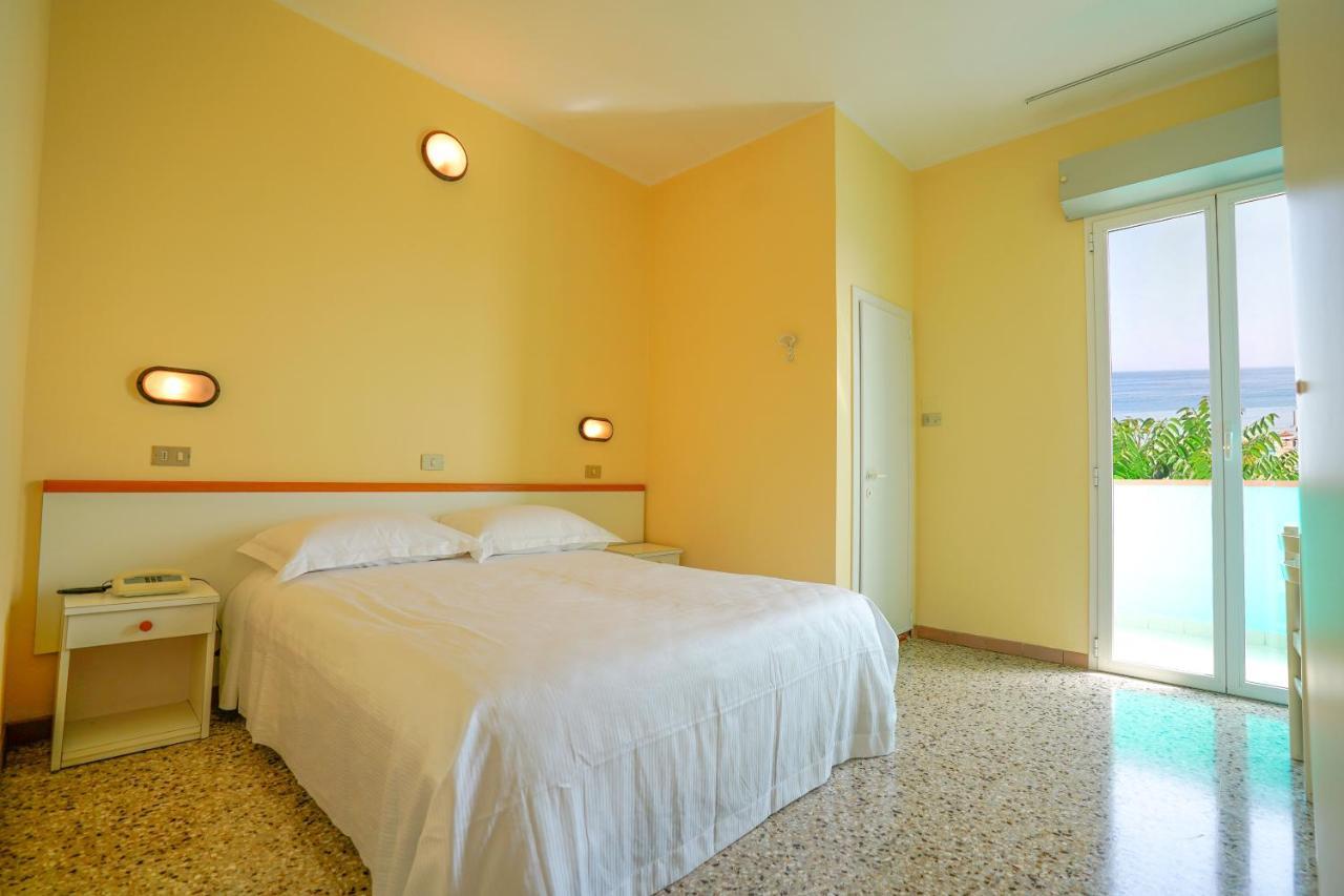 Hotel Mondial Rimini Eksteriør bilde